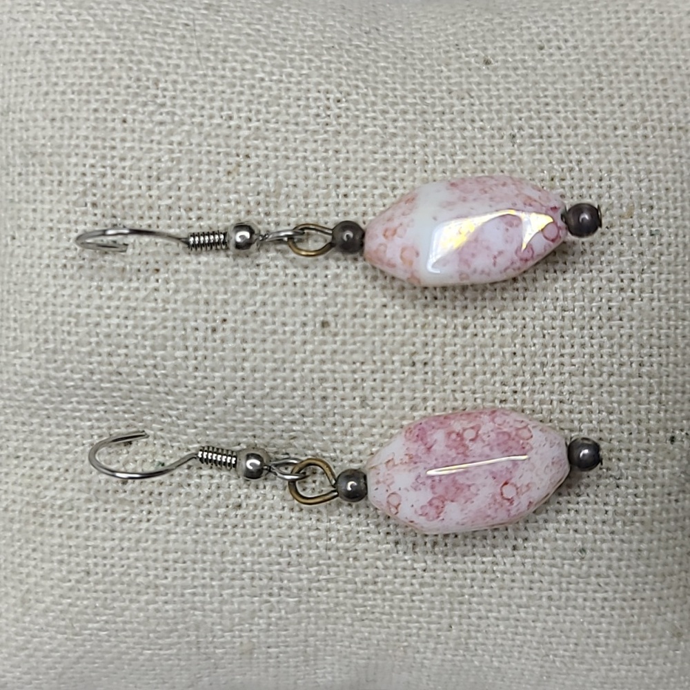 Earrings Dangle Pink White Glass Beads Casual Everyday Basic EUC Preppy Fashion - Picture 1 of 3